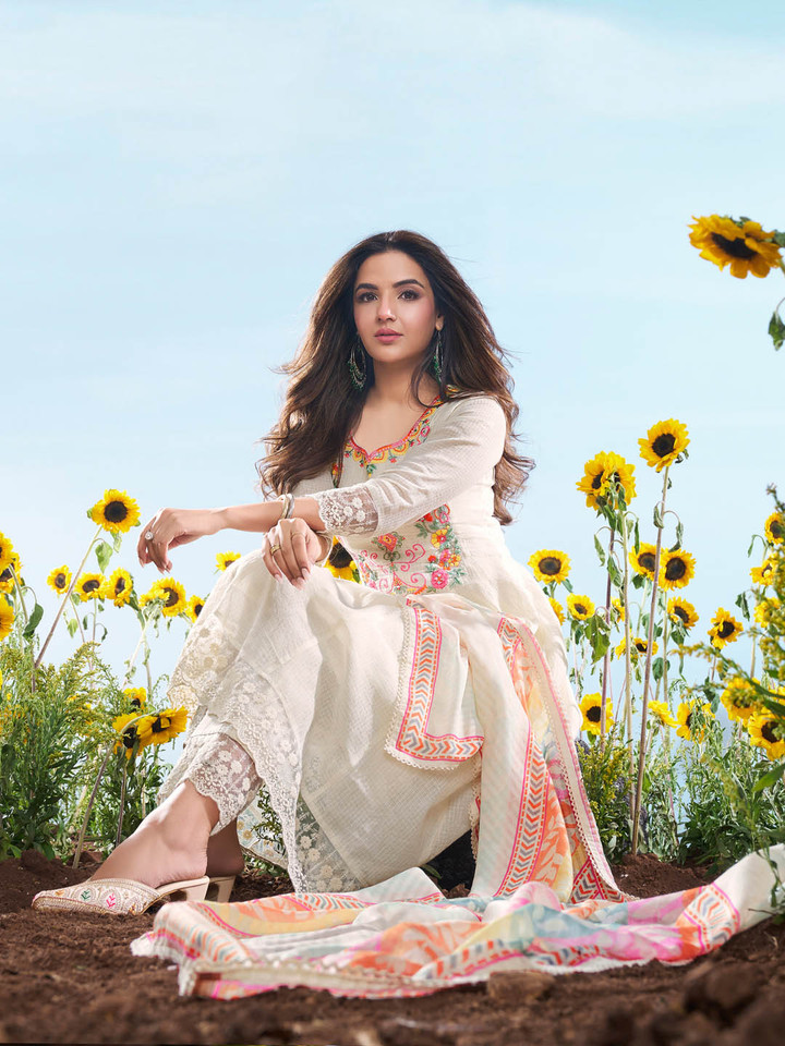 Inddus – Women Embroidered Kurta set